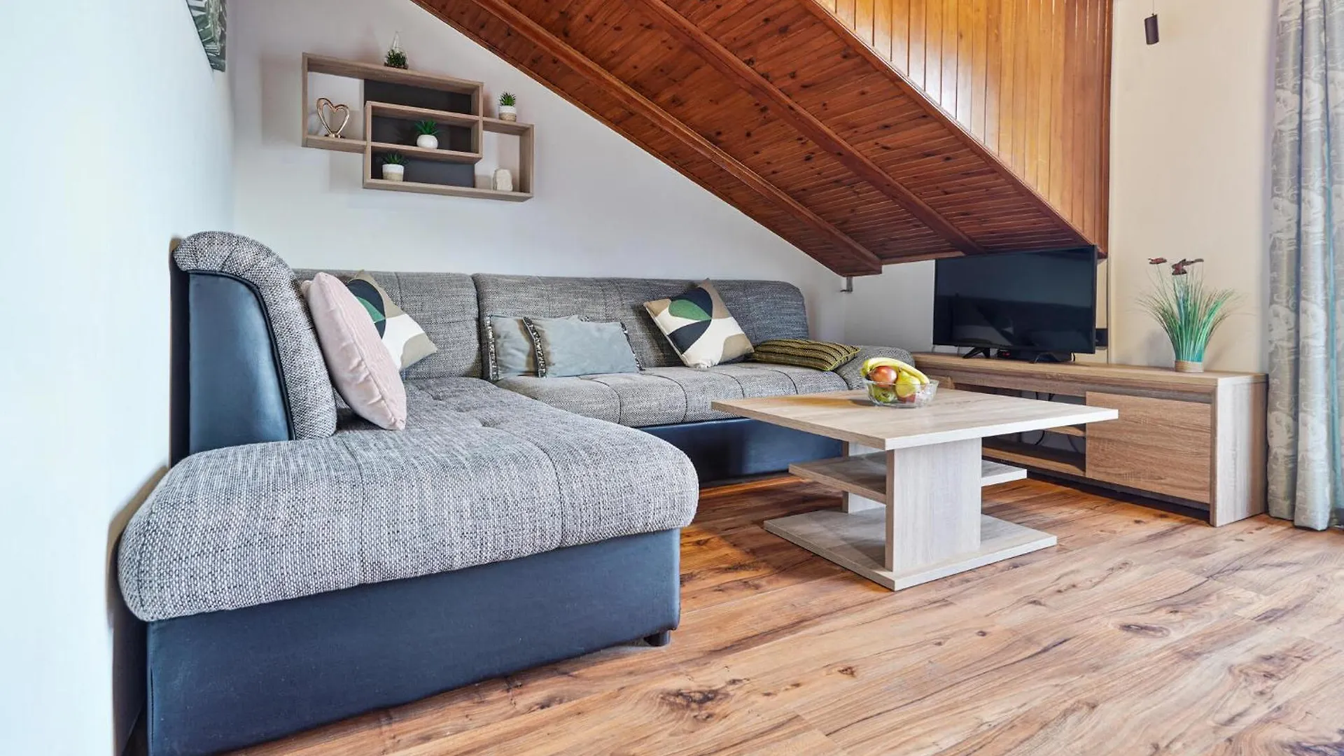 2 Bedroom Lovely Apartment In Lovran 0*,